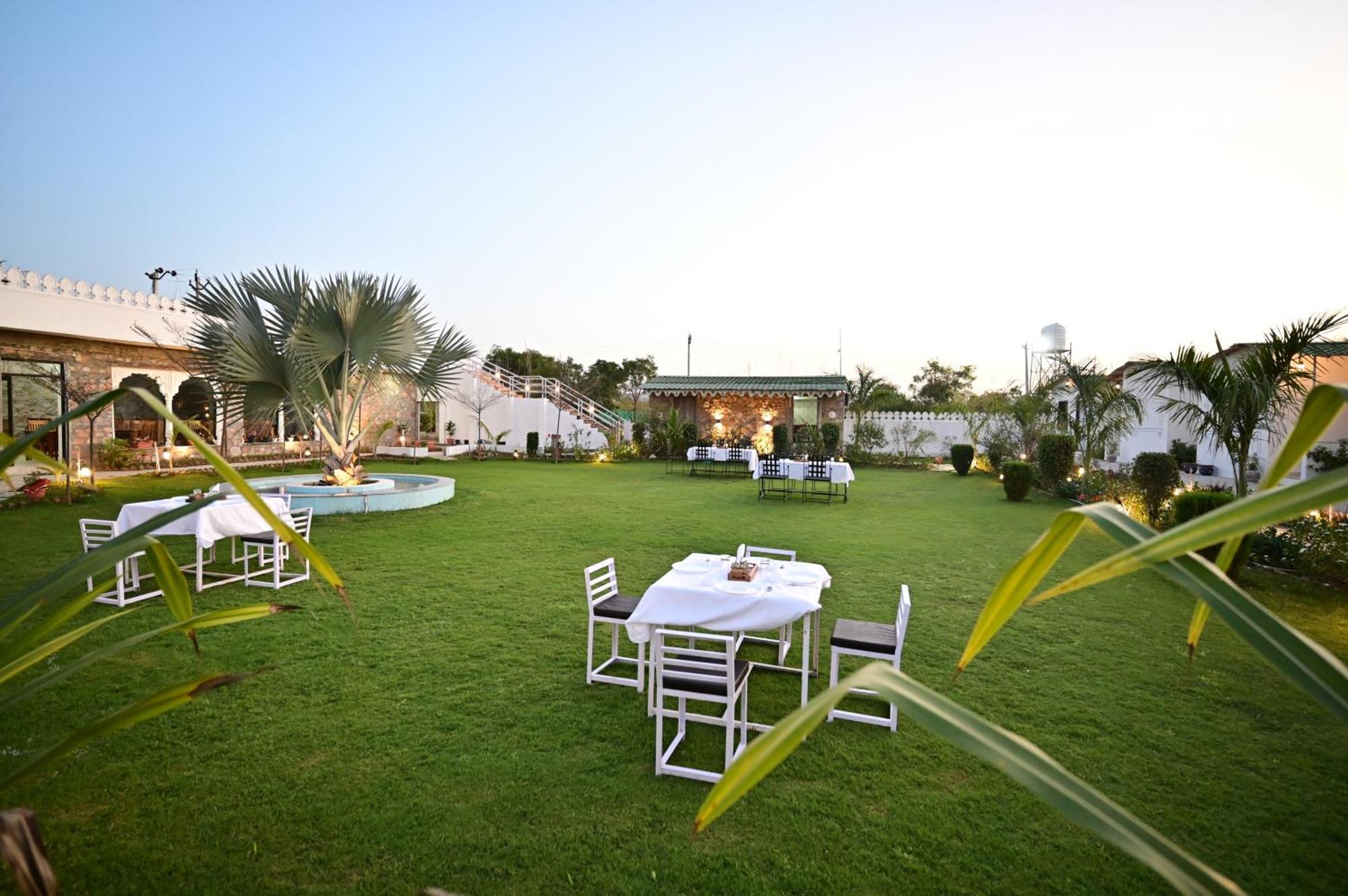 The Castle Crown - Hem Vilas Resort Ranthambhore サワイ・マドプール エクステリア 写真