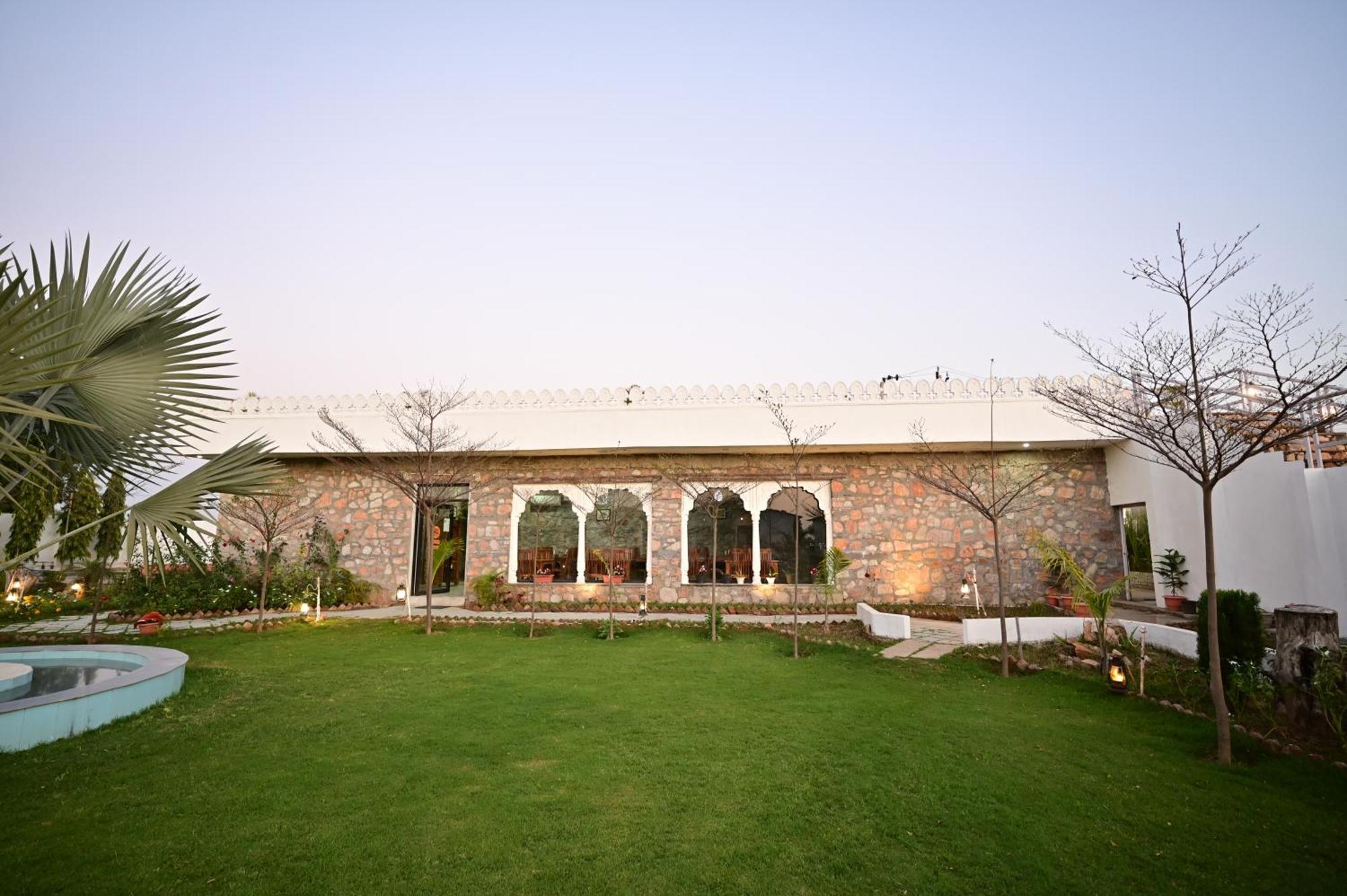 The Castle Crown - Hem Vilas Resort Ranthambhore サワイ・マドプール エクステリア 写真
