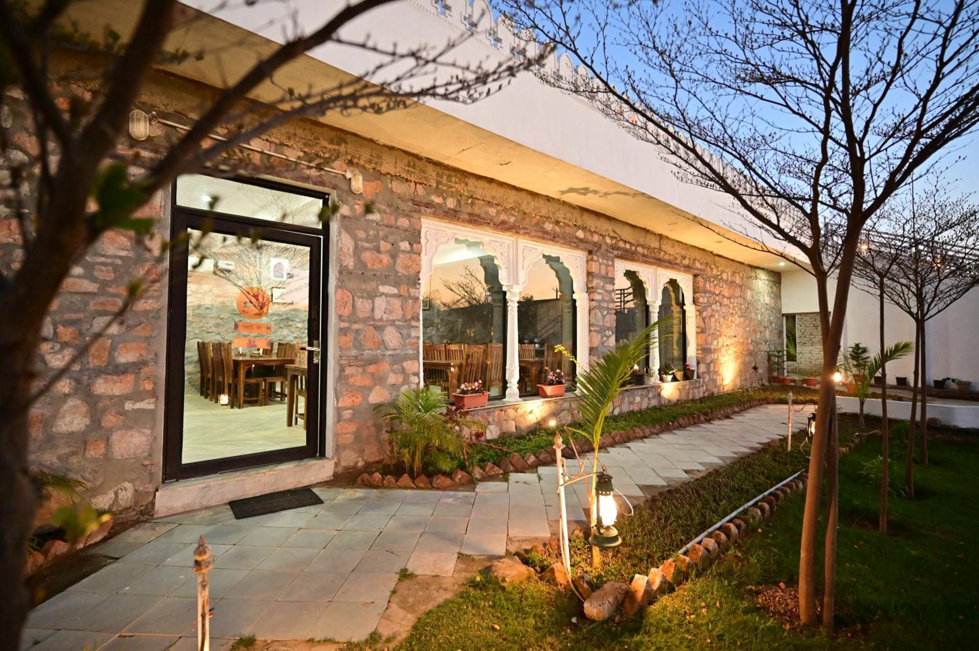 The Castle Crown - Hem Vilas Resort Ranthambhore サワイ・マドプール エクステリア 写真