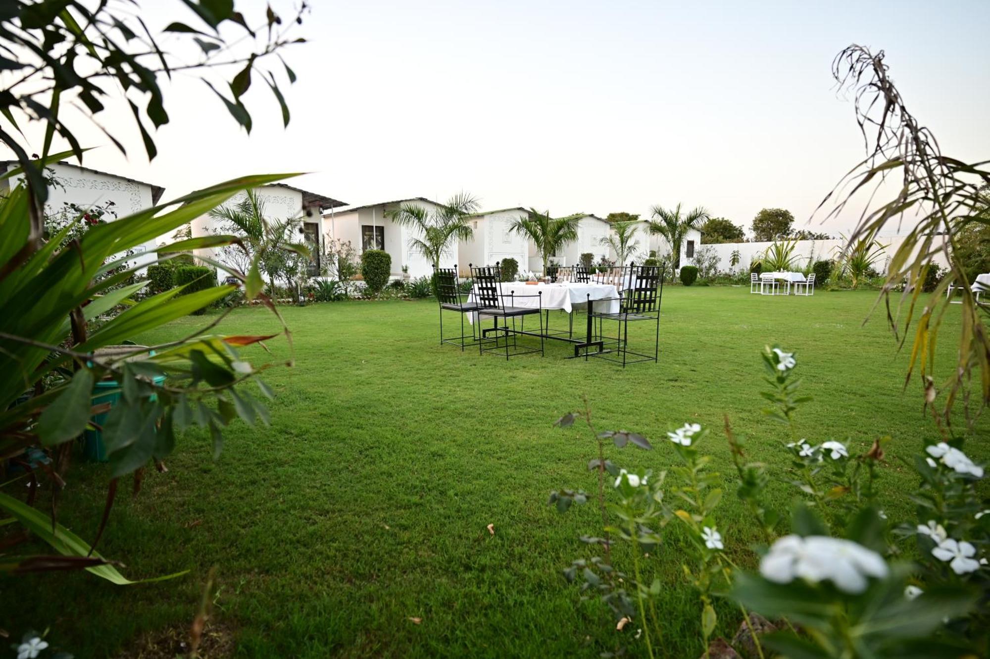 The Castle Crown - Hem Vilas Resort Ranthambhore サワイ・マドプール エクステリア 写真